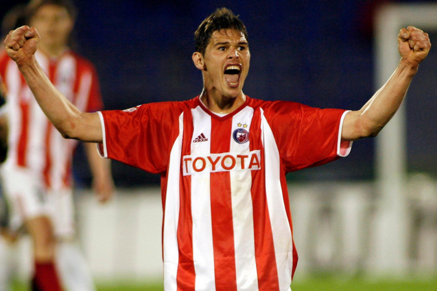 NEMA BOŽIĆA DOK ŽIGIĆ NE ZAPEVA! Urnebesan snimak bivšeg fudbalera Crvene zvezde! (VIDEO)