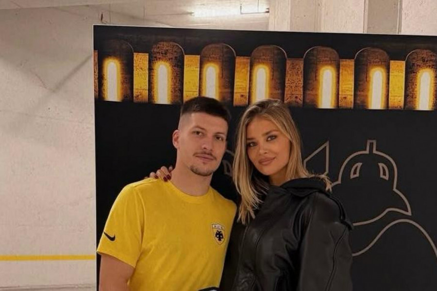 SVE PRŠTI OD LJUBAVI: Jović proslavio rođendan, a Sofija ne skida ruke s njega! (VIDEO)