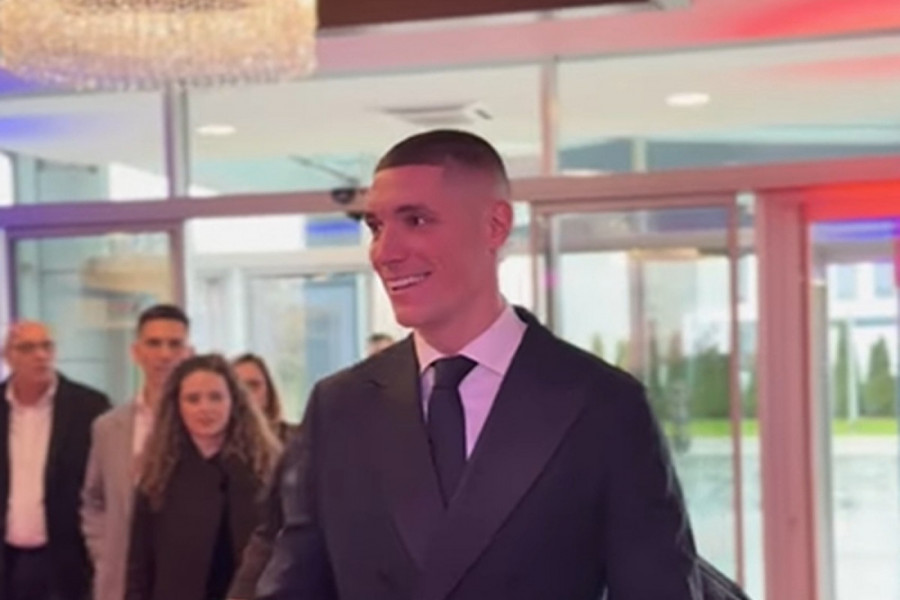 KAKAV GOSPODIN: Bleki Milenković stigao po Zlatnu loptu - a svi su gledali u njegovu ženu! (VIDEO)