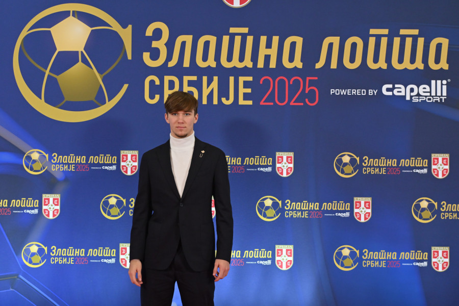 ZAVET ZA POBEDU: Veljko Paunović uručio važan dokument Vasi Kostovu - ovo će svi "orlovi" morati da znaju napamet! (VIDEO)