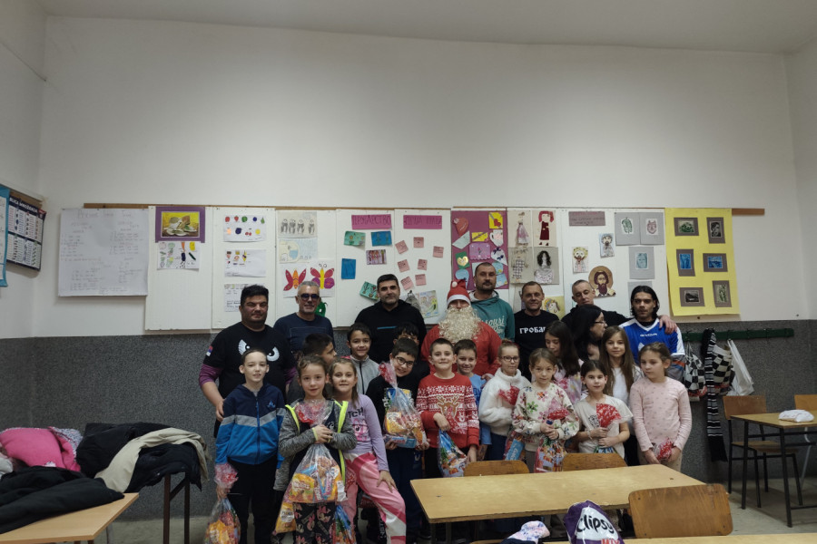 MIRKOVIĆ I SARADNICI NASTAVLJAJU TRADICIJU: Mališani iz mesta su dobili i ove godine poklone!