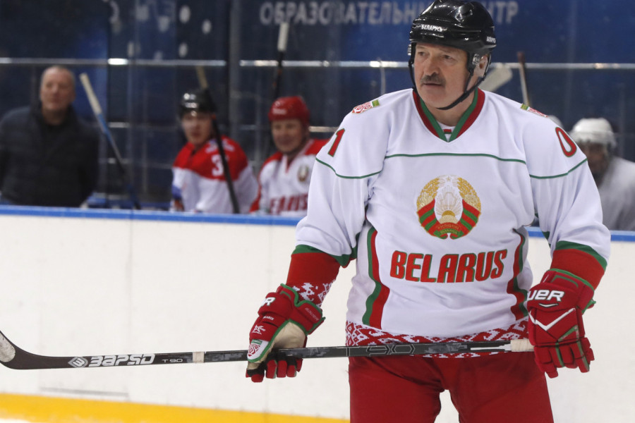 SKANDAL U BELORUSIJI: Lukašenko OBOREN NA LED dok je igrao hokej! (VIDEO)