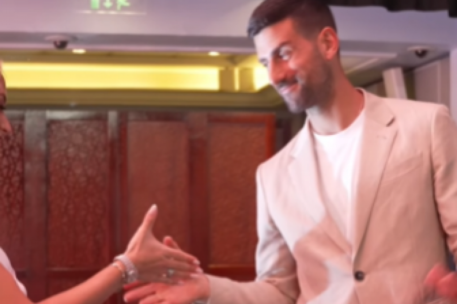 NOVAK ĐOKOVIĆ U DRUŠTVU LEPOTICE! Pojavio joj se iza leđa i počeo da je uči! (VIDEO)