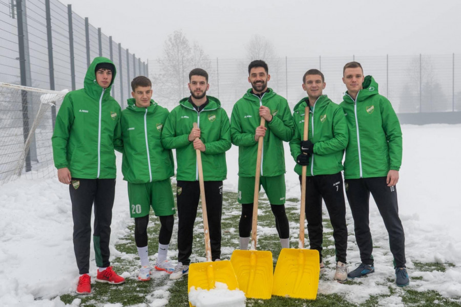 OSMESI OTOPILI SNEŽNI PREKRIVAČ: Loznica združenom akcijom očistila pomoćni teren