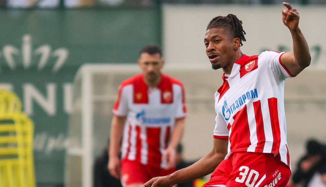 DELIJE U NEVERICI: Učena legao na travu i uhvatio se za zglob, lekari odmah utrčali na teren!