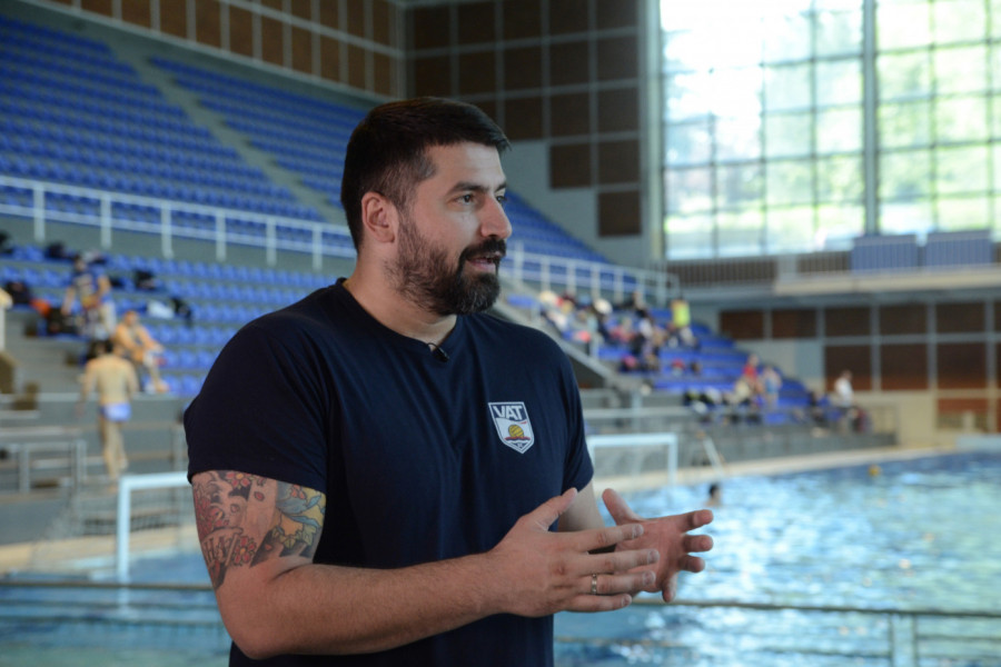 "MAJKA JE ULETELA U SVLAČIONICU, SVI SU ME GLEDALI BLEDO" Nikola Rađen nikada neće zaboraviti dan kada je pozvan da igra za reprezentaciju!