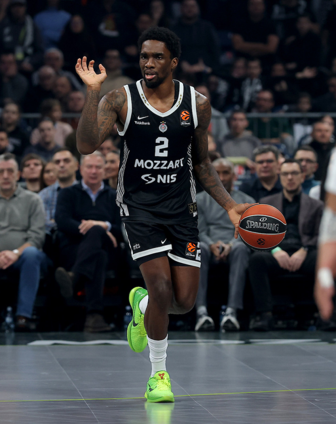 Šejk Milton posle velike pobede Partizana nad Dubaijem