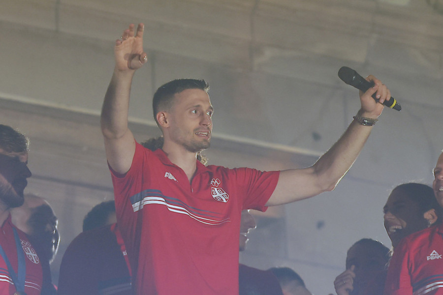 ALEKSI POCEPALI SPECIJALNU MAJICU ZBOG SINA: Pogledajte atmosferu sa slavlja rođenja naslednika (FOTO)