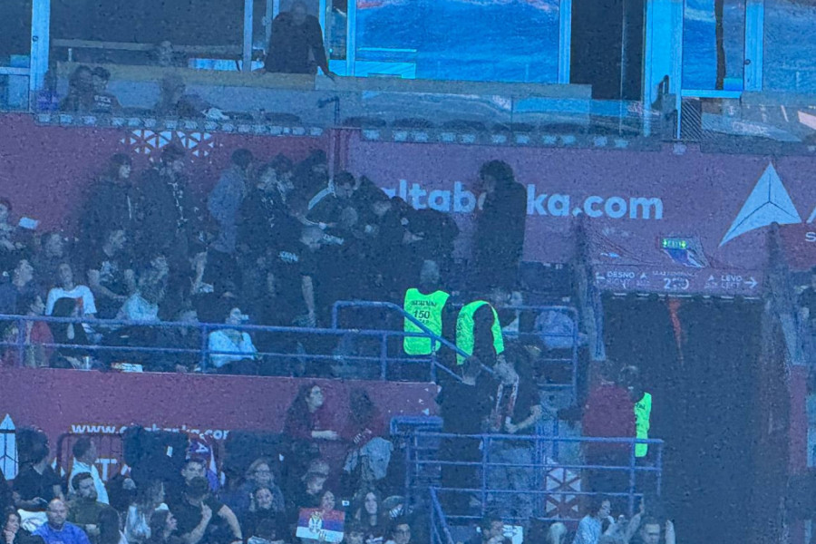 TUČA U ARENI ZBOG ZASTAVE: Devojka došla da provocira, obezbeđenjeje iznelo iz hale (FOTO, VIDEO)