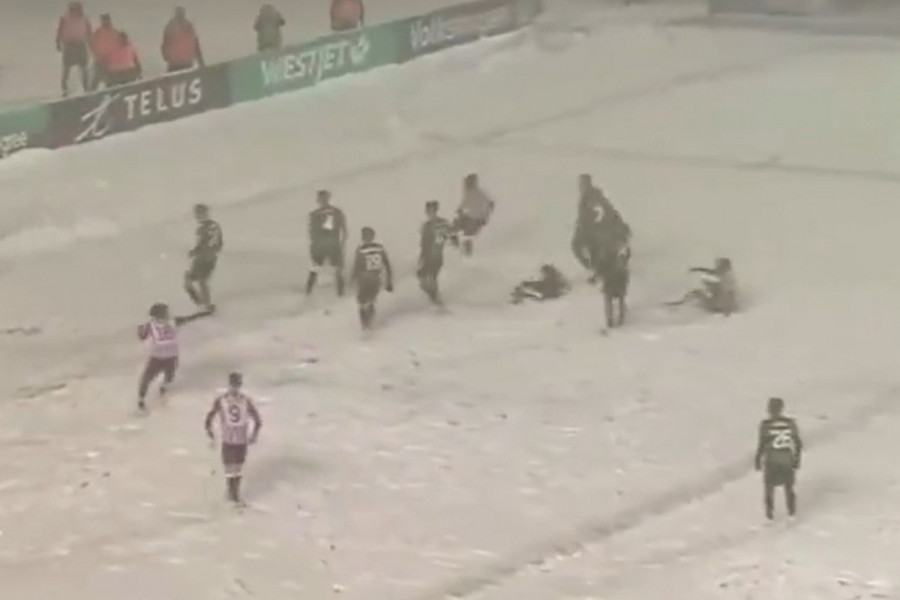 ŠOK U FINALU: Utakmica prekidana na svakih 15 minuta - pogledajte scene koje nikad nisu viđene! (VIDEO)