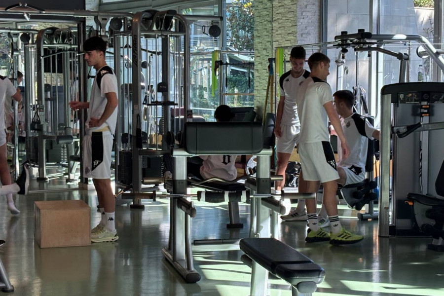 HILJADE I HILJADE SKLEKOVA I TRBUŠNJAKA: Sportissimo u teretani sa fudbalerima Partizana (VIDEO, FOTO-GALERIJA)
