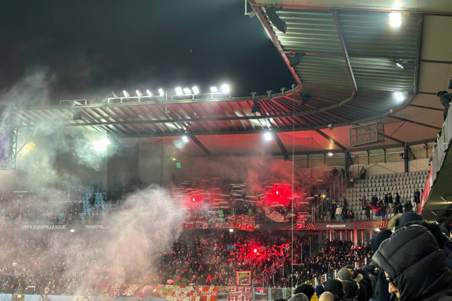DELIJE OBOJILE MALME U CRVENO: Pogledajte bakljadu zvezdaša na stadionu (FOTO)