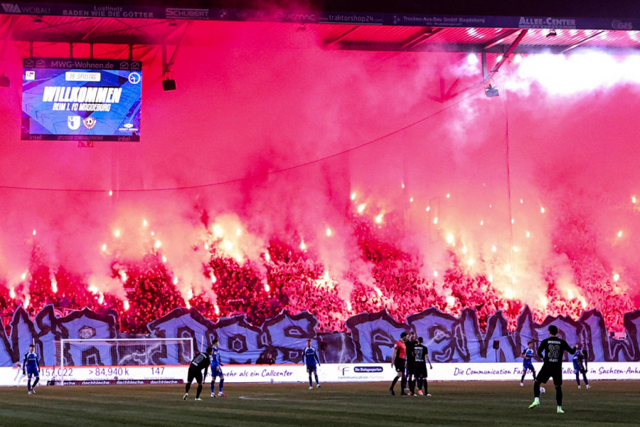 HAOS U NEMAČKOJ! Navijači napali policiju vatrometima i projektilima - OGROMAN BROJ POVREĐENIH (VIDEO)