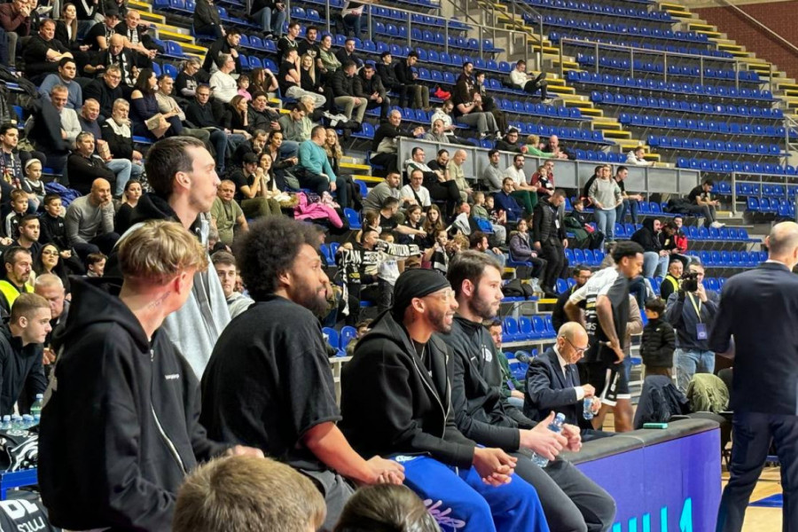 PIONIR POSTAO "DOM ZDRAVLJA": Partizan bez pola tima, dugo nije viđena ovakva slika sa utakmice crno-belih! (FOTO GALERIJA)