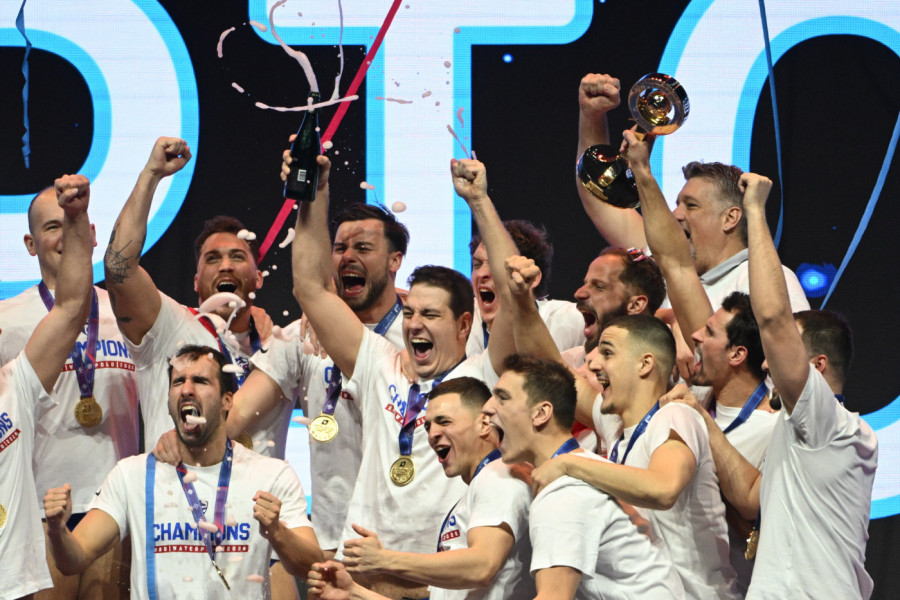 LUDNICA NA TRGU: Evo kako Srbija slavi titulu evropskog prvaka u vaterpolu! (VIDEO)