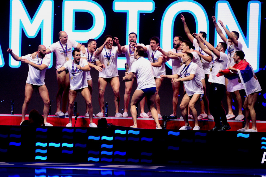 FEŠTA ISPRED ARENE: Ovako su Srbi uz trubače proslavili titulu evropskog prvaka! (VIDEO)