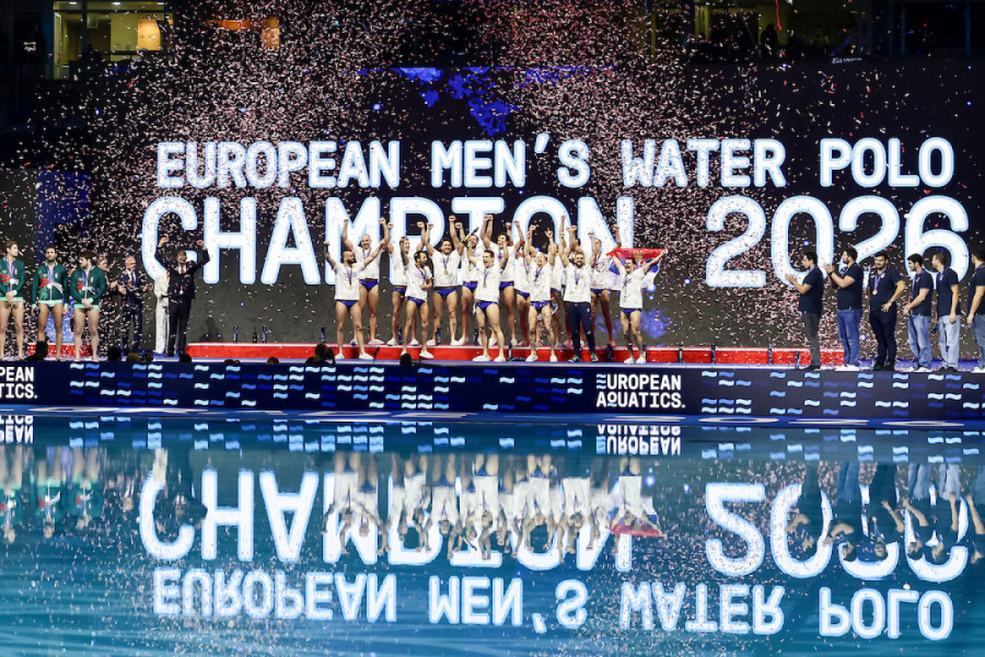 FEŠTA ISPRED ARENE: Ovako su Srbi uz trubače proslavili titulu evropskog prvaka! (VIDEO)