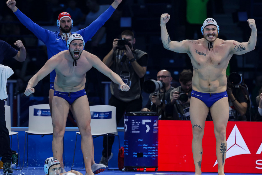 LUDNICA DO ZORE: Pogledajte delić atmosfere sa slavlja zlatnih vaterpolista (VOTO)