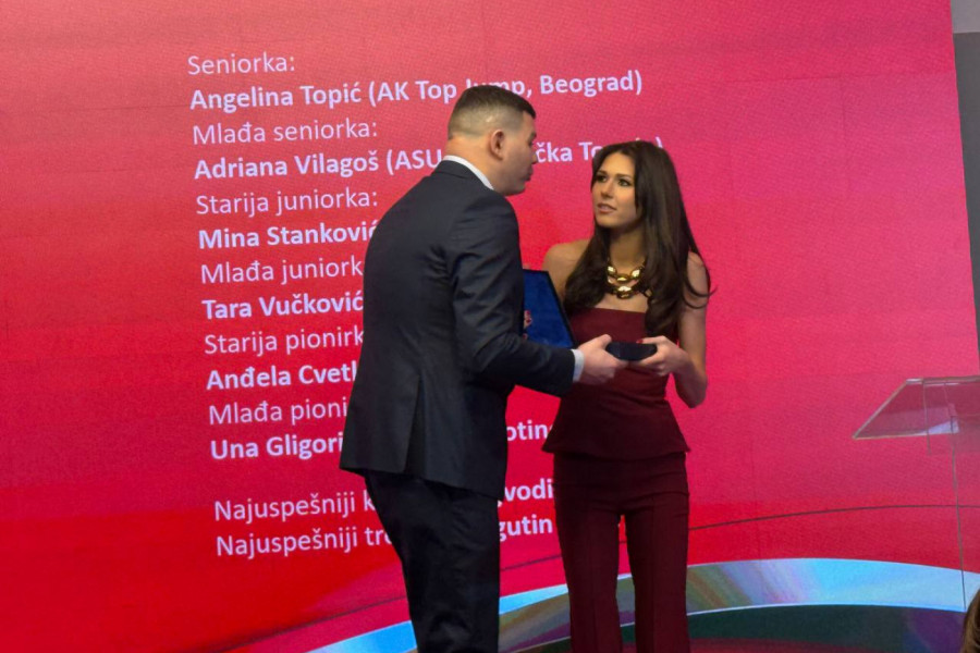 NIKAD JE NISMO VIDELI OVAKVU: Angelina Topić BLISTA na dodeli godišnjih nagrada SAS - PRELEPI PRIZORI! (FOTO+VIDEO)
