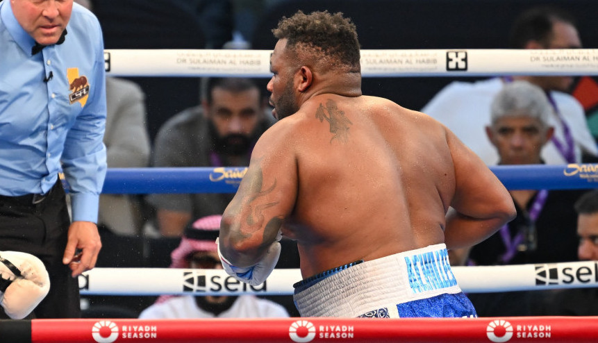 NIKAD VIĐENO: Bokser ostao bez kose usred borbe, pa je bacio u publiku! (VIDEO)