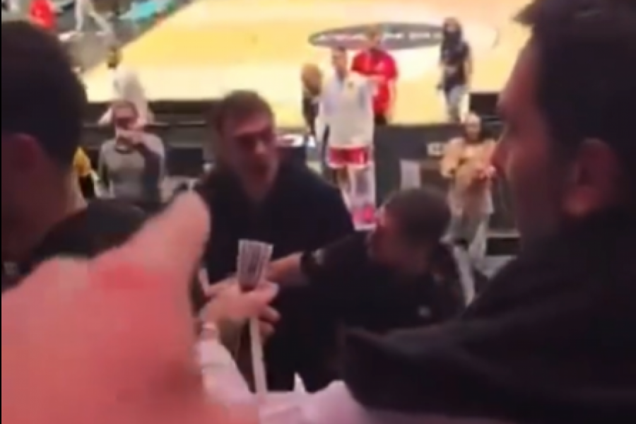 BARCOKASU PAO MRAK NA OČI: Popeo se na tribinu i hteo da se obračuna sa navijačem (VIDEO)
