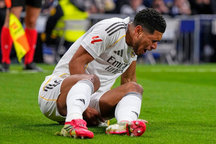 UZNEMIRUJUĆE: Džud Belngem ufotkan sa maskom za kiseonik - svi se pitaju šta mu je! (FOTO)