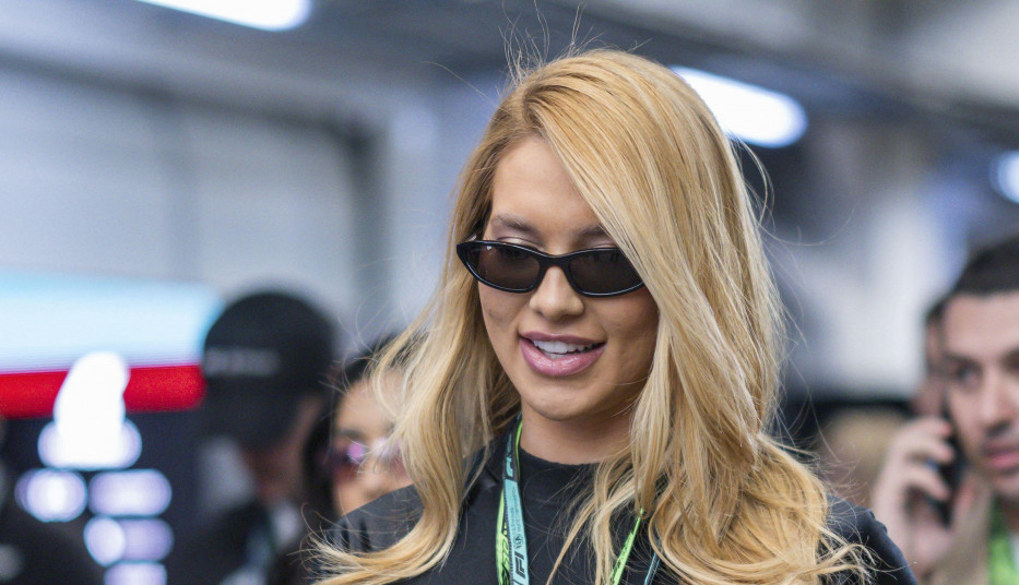 DEVOJKA SLAVNOG FUDBALERA ZALUDELA MUŠKI ROD: Pojavila se u kostimu mačke i sve ostavila bez teksta (FOTO)