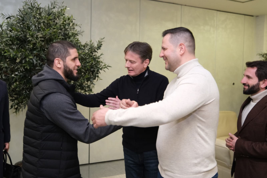 UFC ŠAMPION U BEOGRADU: Habibov naslednik sleteo u Srbiju, na aerodromu ga dočekao Darko Glišić i Nenad Borovčanin! (FOTO-GALERIJA)