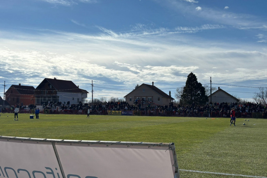 DANAS U NAŠEM MESTU IGRA ZVEZDA: Ljudi stoje jedni drugima na glavama, nema igla gde da padne u Dobanovcima (VIDEO)