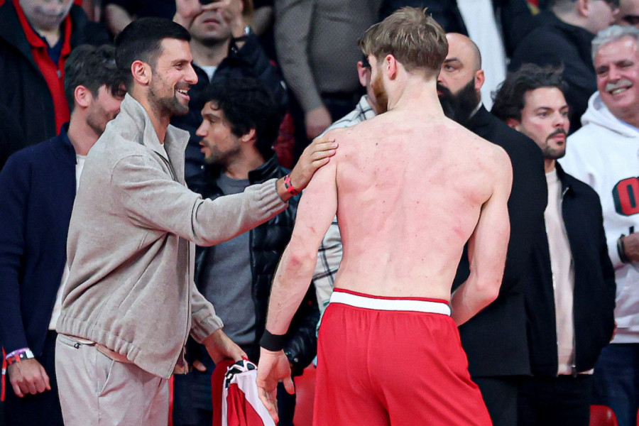 ON UVEK UKRADE ŠOU: Pogledajte kako je Đoković reagovao na pesmu navijača Zvezde i Olimpijakosa (VIDEO)