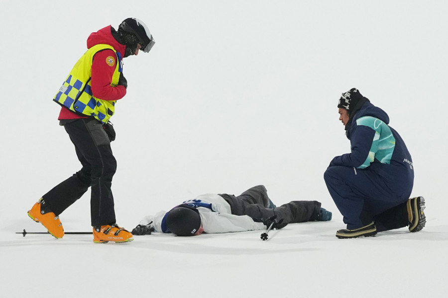 OSTAO JE NEPOMIČAN NA SNEGU: Svi su zanemeli posle strašnog pada mladog skijaša (VIDEO)
