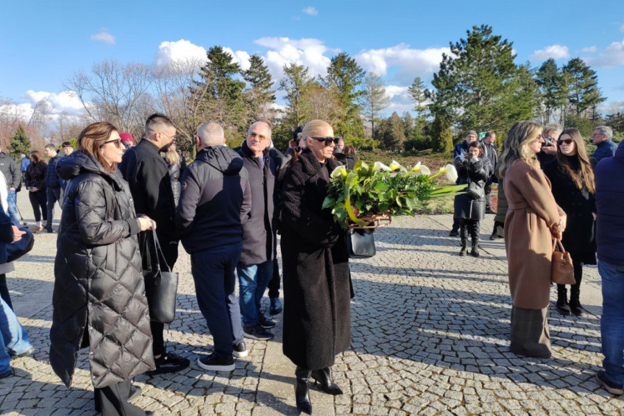 NATAŠA BEKVALAC SKRHANA OD BOLA: Čuvena pevačica na sahrani Tatjane Ječmenice - BAŠ POTRESNO! (FOTO)