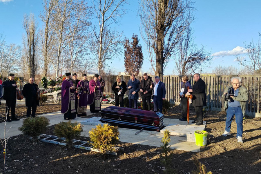 POTRESAN DETALJ SA SAHRANE TATJANE JEČMENICE: Evo šta su joj posuli po grobu čim je spuštena u zemlju! (FOTO)