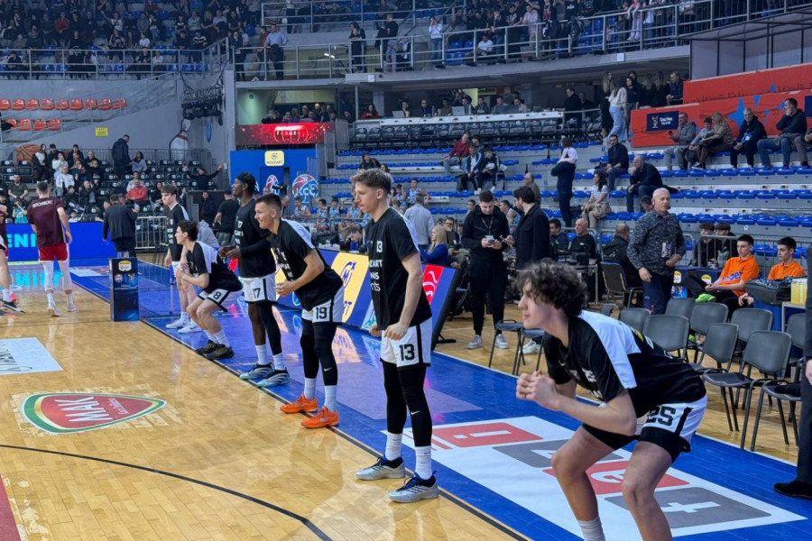 IGRAČI PARTIZANA SLAVILI SA GROBARIMA: Pogledajte delirijum posle lude drame protiv FMP u Čairu! (VIDEO)