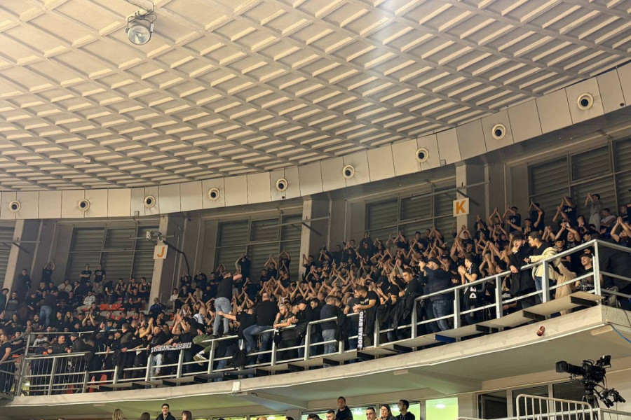 MOĆNA PORUKA GROBARA IGRAČIMA PARTIZANA: Pogledajte šta su im pevali prilikom izlaska na parket Čaira! (VIDEO)