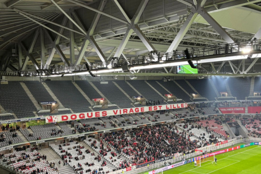 BRAĆO FRANCUZI, HVALA DO NEBA: Pogledajte koju zastavu su navijači Lila istakli pred meč sa Zvezdom! (FOTO)