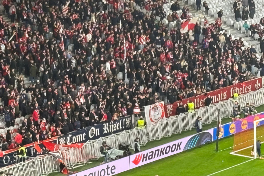 "MERCI" IZ BEOGRADA: Nakon što su navijači Lila raširili srpsku zastavu, Zvezda ekspresno odgovorila! (FOTO)