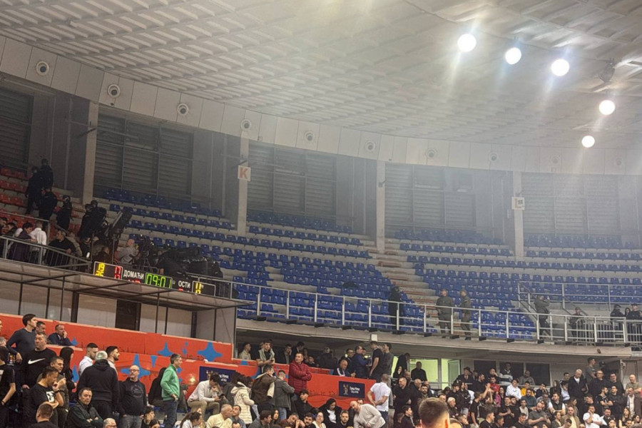 LUDILO U NIŠU: Spiker tera grobare iz hale, oni se samo pomerili! Evo šta se desilo na kraju! (VIDEO)