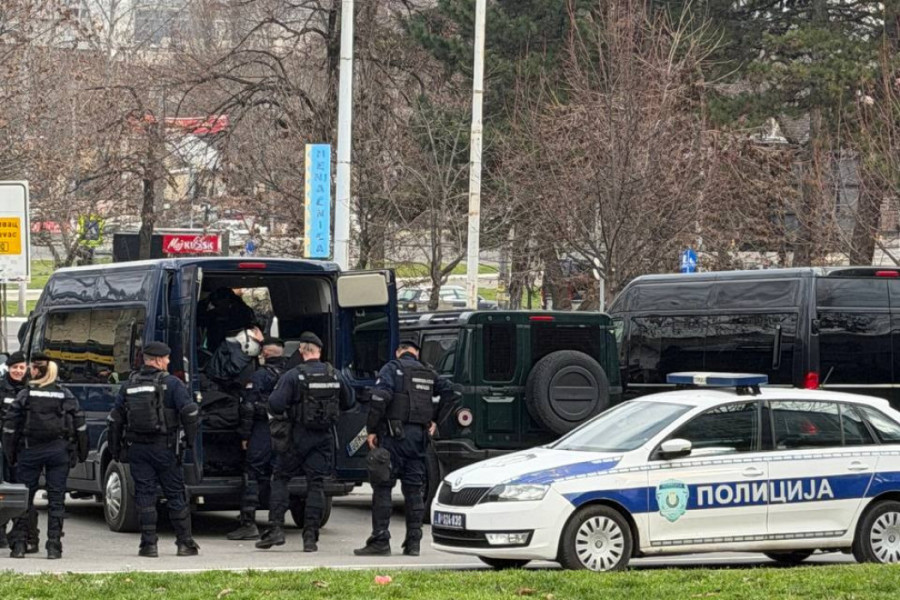 SVE VRVI OD POLICIJE: Autokomanda "okupirana", samo da ne postane ratna zona (VIDEO)