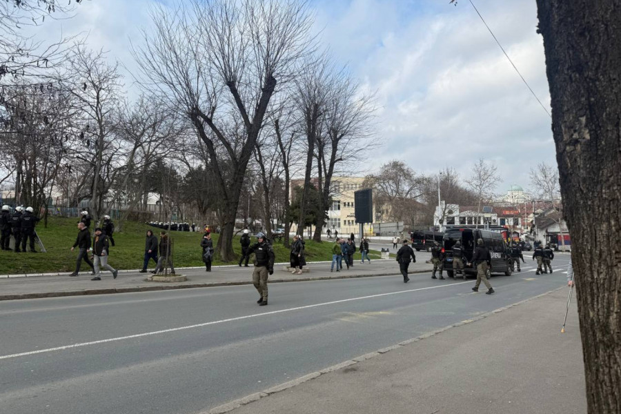 PTICA NE MOŽE DA PROLETI: Autokomanda zatvorena, policijski prsten i oko delija i oko grobara (FOTO)