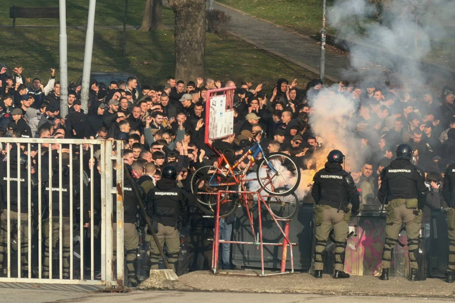 "OBRAČUN" DELIJA I GROBARA: Pogledajte šta se desilo kada su se sreli na Autokomandi (VIDEO)
