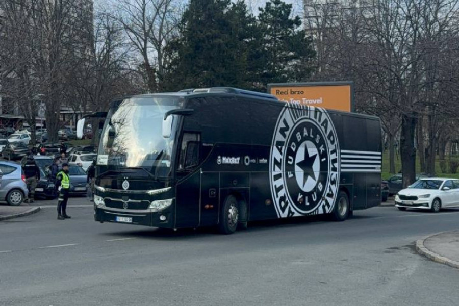 PARTIZAN POD PRATNJOM POLICIJE STIGAO NA MARAKANU: Crno-beli bez bele zastave ulaze u večiti derbi! (VIDEO)