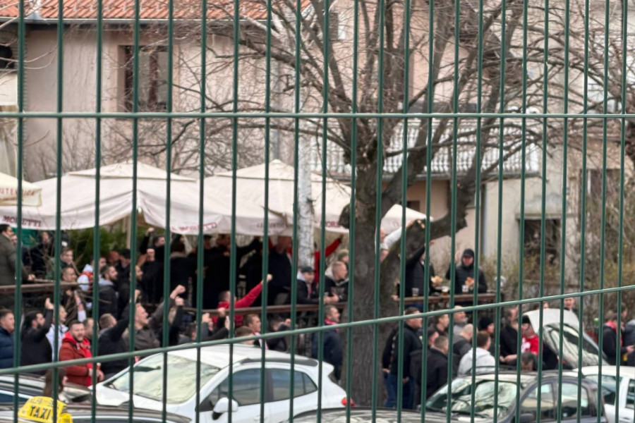 DELIJE ZAGRMELE ISPRED MARAKANE: Prvo su slavile Zvezdu, a onda udarile na Partizan (VIDEO)