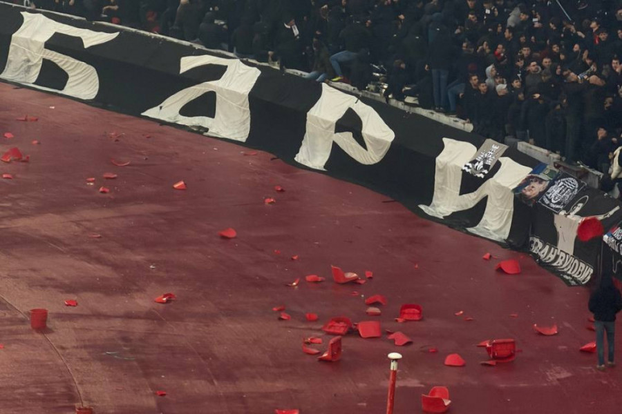 NAPETO NA MARAKANI: Stolice na atletskoj stazi, topovski udar uz noge Kostova – derbi pod opsadom incidenata! (VIDEO)