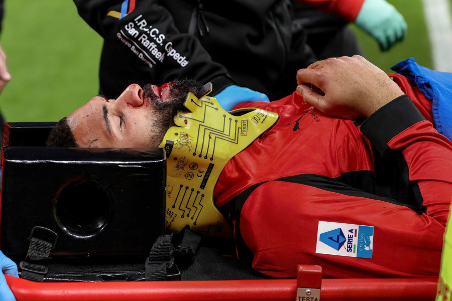 HOROR NA SAN SIRU: Fudbaler Milana iznet sa terena s polomljenom vilicom - UŽASNE SCENE! (VIDEO)