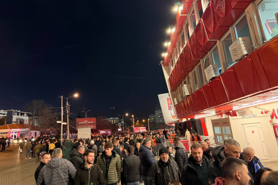 DELEGACIJA FSS STIGLA NA ZVEZDA - LIL: Pogledajte ko pravi društvo Branku Radujku ispred Marakane! (VIDEO)