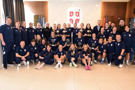 DIJAMANTI I ZLATO ZA HEROINE NACIJE: FSS nagradio igračice koje su ispisale istoriju ženskog fudbala! (FOTO, VIDEO)
