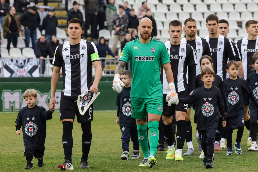 2474 DANA LUTANJA: Partizan promenio 12 trenera, a šampionski san bledi