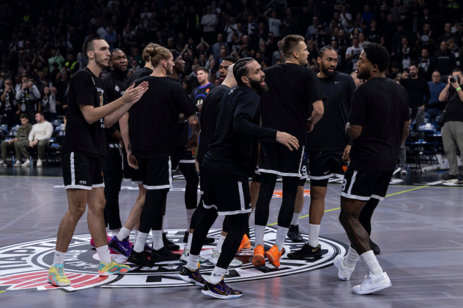 GROBARI U ŠOKU: Avion iz Dubaija sleteo u Beograd - ovaj prizor jako boli sve navijače Partizana! (VIDEO)