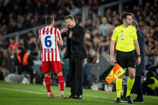 HAOS: Ovako su navijači Barse lomili autobus Atletika ispred Nou kampa! (VIDEO)